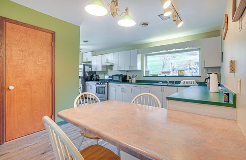 Zanesville Haus | Quaint Zanesville Home w/ Game Room & Yard!