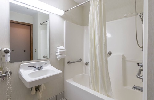 Mineralwells Hotel | Quality Express Inn & Suites