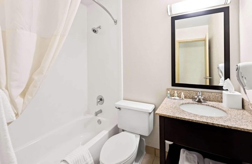 Englewood Hotel | Quality Inn Dayton Airport