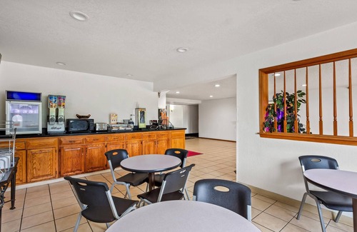 Howe Hotel | Quality Inn & Suites Howe - Sturgis