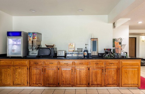 Howe Hotel | Quality Inn & Suites Howe - Sturgis