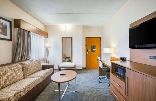 Lansing Hotel | Quality Suites Lansing