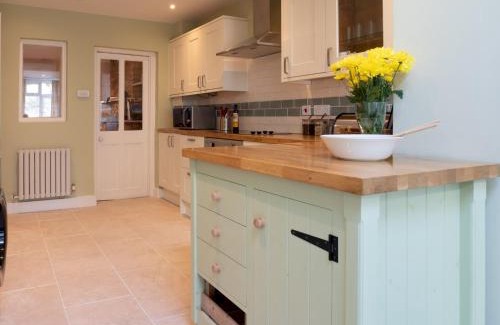 Stratton Haus | Quarry Cottage Courtyard Garden Pass the Keys