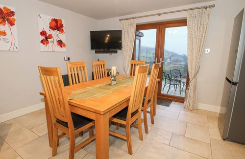 Montgomery Haus | QUARRY HOUSE, family friendly, with hot tub in Priest Weston