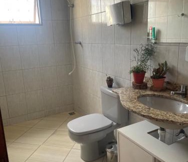 Alfenas Haus | Quarto para casal com banheiro individual exclusivo para o hóspede em apartamento compartilhado