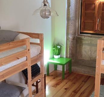 Castelo Novo Haus | Quarto privado com beliches e WC - 4 camas - Lagarto Pintado Casa n'Aldeia