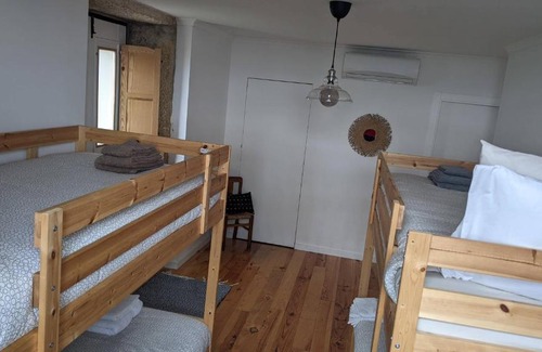 Castelo Novo Haus | Quarto privado com beliches e WC - 4 camas - Lagarto Pintado Casa n'Aldeia