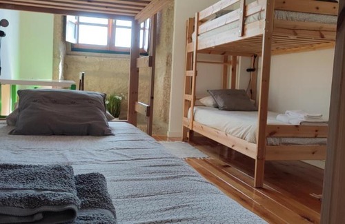 Castelo Novo Haus | Quarto privado com beliches e WC - 4 camas - Lagarto Pintado Casa n'Aldeia