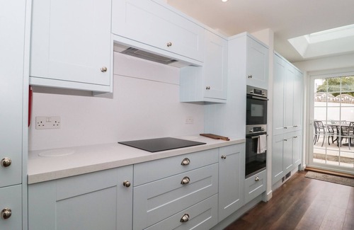 Poole Hütte | QUAY COTTAGE - SEA VIEW, pet friendly, with a garden in Poole