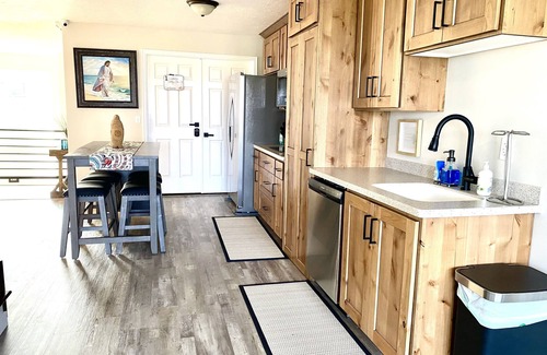 Orangeville Haus | Queen Bed w/ Private Bathroom