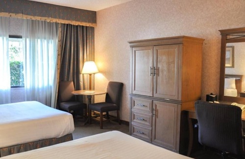 Raisin Hotel | Quick Access to Fresno Airport – Comfortable Stay with Shuttle & Parking