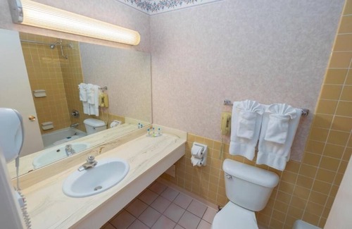 Raisin Hotel | Quick Access to Fresno Airport – Comfortable Stay with Shuttle & Parking