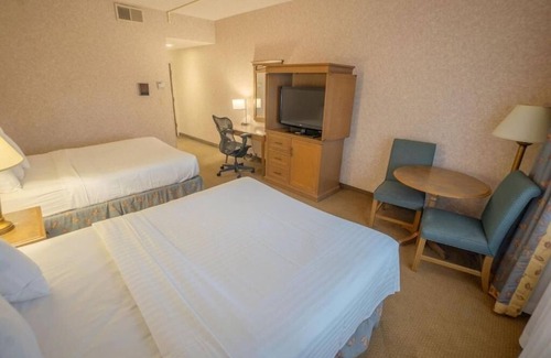 Raisin Hotel | Quick Access to Fresno Airport – Comfortable Stay with Shuttle & Parking