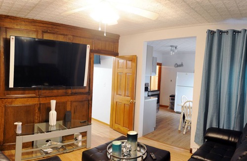 South Lowell Wohnung | Quick drive to downtown Lowell and Tsongas Center! Great restaurants nearby.