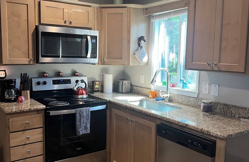 Moses Lake Haus | Quiet 1 bedroom Getaway on Legacy Golf Course & close to Mardon Resort!