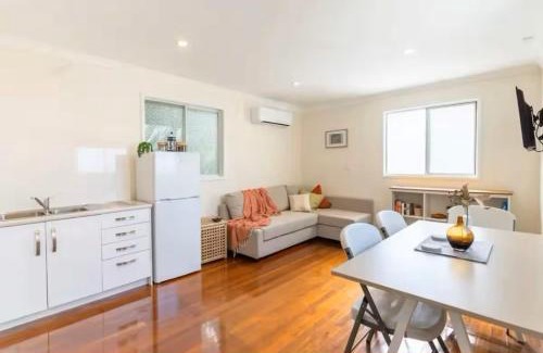 Nudgee Beach Haus | Quiet 2 bed home with Private Patio in Quaint Village