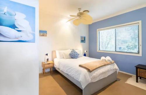 Nudgee Beach Haus | Quiet 2 bed home with Private Patio in Quaint Village