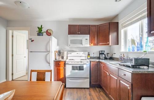 Victoria Haus | Quiet, Accessible Private Suite in View Royal, Near Victoria General Hospital