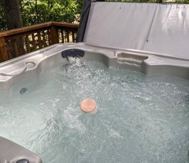 Cedar Skihütte | Quiet and Comfy 3bed/2bath - Chalet with hot tub.