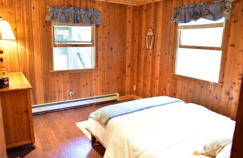 Cedar Skihütte | Quiet and Comfy 3bed/2bath - Chalet with hot tub.