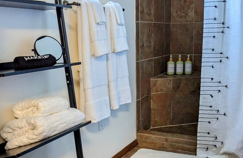 Elgin Haus | Quiet and Unique 2BR on Winery Row - The Elgin Project