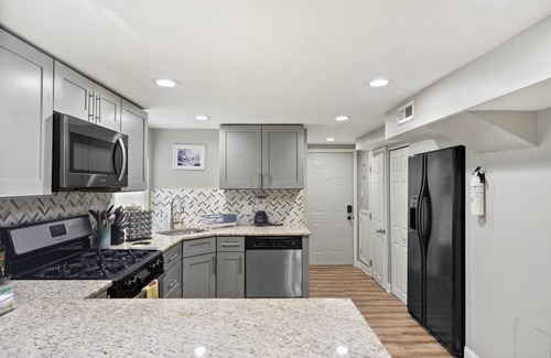 Belmont Cragin Hotel | Quiet Area - Revamped Basement