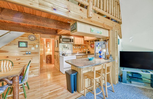 Sky Valley Kabine | Spacious, Dog-Friendly Cabin w/ a Large Deck & Private Hot Tub