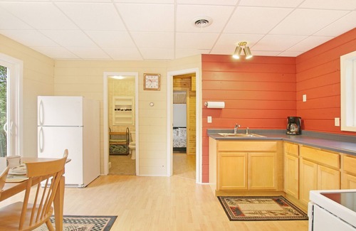 Chase Kabine | Quiet Cabin Setting on small river