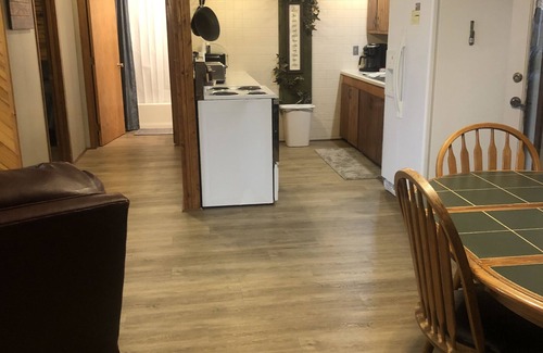 Redfield Kabine | Quiet cabin that sits right on the edge of the water! Pet friendly