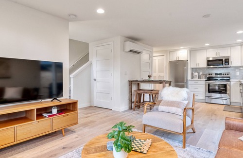 Madison Park Haus | Quiet, Charming 2 Bedroom Home in the heart of Madison Park
