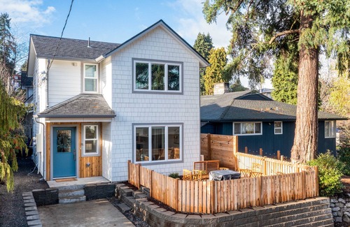 Madison Park Haus | Quiet, Charming 2 Bedroom Home in the heart of Madison Park