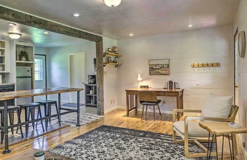 Squires Haus | Quiet Country Home in Ava with Chic Interior!