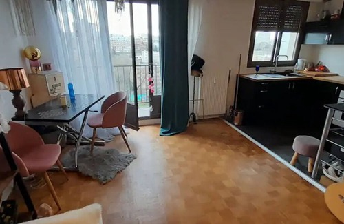 Bagnolet Wohnung | Quiet, cozy nest opposite a park, close to public transport...