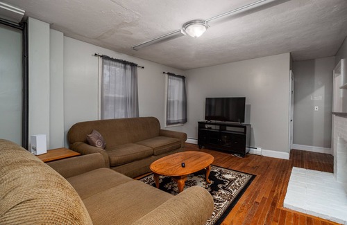 Leominster Wohnung | Quiet Furnished 2BR Unit in North Leominster!