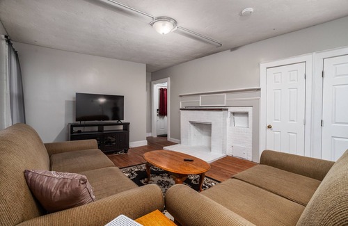 Leominster Wohnung | Quiet Furnished 2BR Unit in North Leominster!