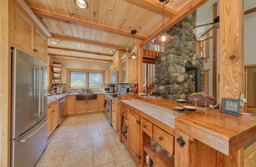 Quincy Haus | Quiet get away on a private creek. Hot tub, infrared sauna and massage table.