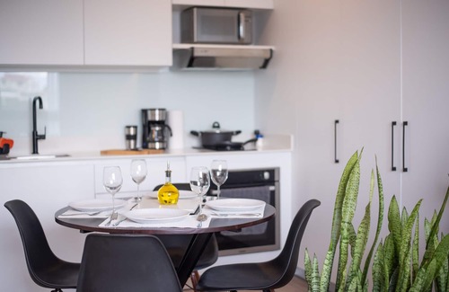 Barrio Escalante Haus | Quiet Gorgeous Queen Bed Studio + Jacuzzi