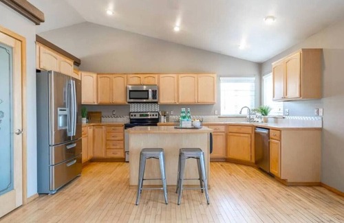 Tri-Cities Haus | Quiet Home, Fenced Yard, 2 Car Garage 3/2 #8716