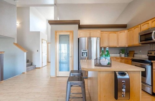 Tri-Cities Haus | Quiet Home, Fenced Yard, 2 Car Garage 3/2 #8716