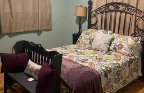 Saginaw Haus | Quiet home three bedroom home in peaceful neighborhood