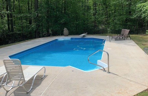 Newnan Haus | Quiet house with huge pool