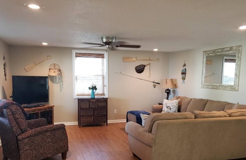 New Concord Haus | Quiet Lakehouse with an Amazing all Season Sunroom!