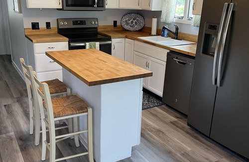 Spring Lake Haus | Quiet Lakeside Cottage