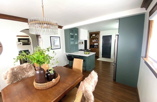 Westside Connection Haus | Luxe & Serene Gem: 5-Star Location ~ Game Room ~ Yard! ~ Min 30 Day Stay