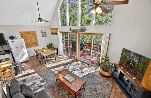 Basye Skihütte | Quiet Loft Chalet near Bryce w/Hot Tub & Fire Pit