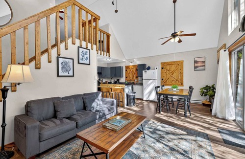 Basye Skihütte | Quiet Loft Chalet near Bryce w/Hot Tub & Fire Pit