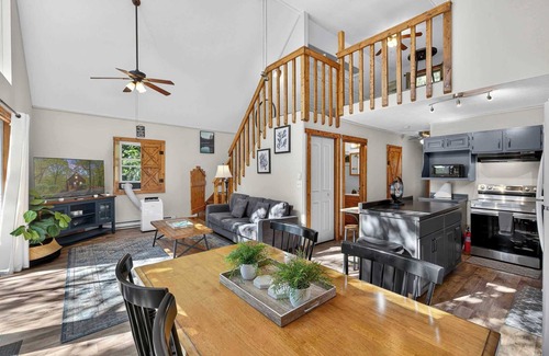 Basye Skihütte | Quiet Loft Chalet near Bryce w/Hot Tub & Fire Pit