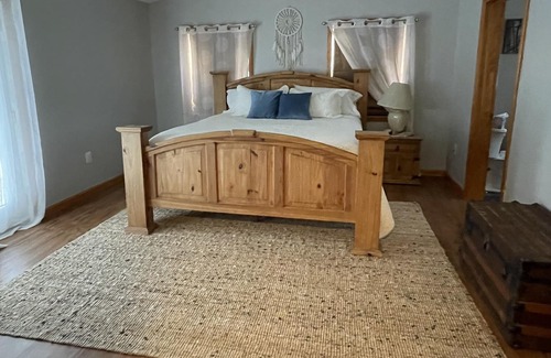 West Gardiner Haus | Quiet, meticulously clean house close to beaches, and shopping.