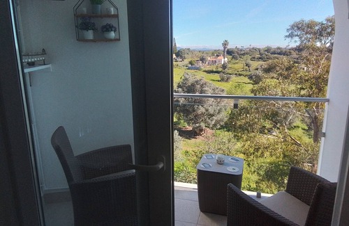 Montes de Alvor Wohnung | Ruhige Aussicht auf die Berge, aber in der Nähe aller örtlichen Annehmlichkeiten von Geschäften und Restaurants