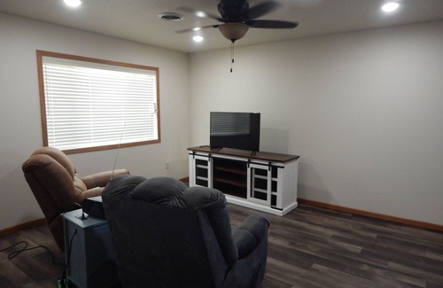 Oakes Haus | Quiet neighborhood. Walk to downtown. Easy Access. Clean and new.